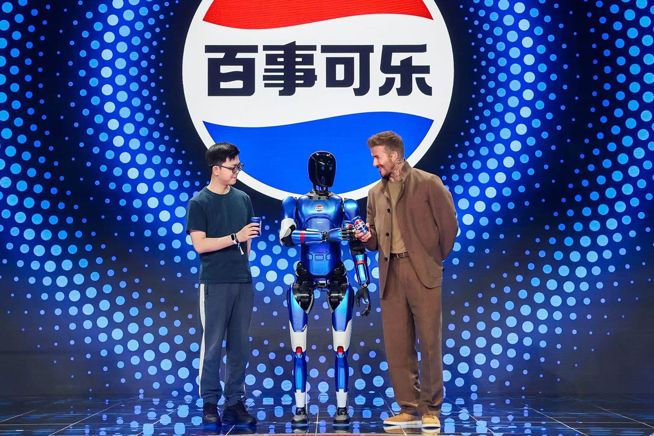 亿万28机器人携手百事中国共创“百事蓝宝” 共燃渴望新章